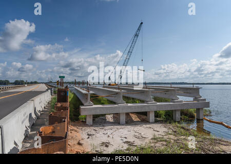 Aufbau der SR 19 Brücke am kleinen See Harris in Lake County, Florida, USA Stockfoto