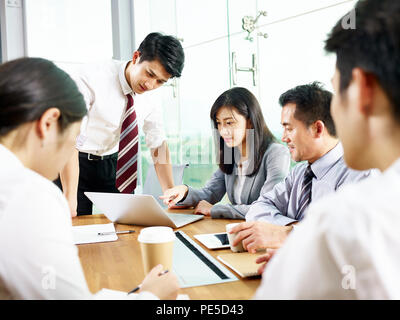 Team der asiatischen Unternehmern und Unternehmerinnen treffen im modernen Büro. Stockfoto