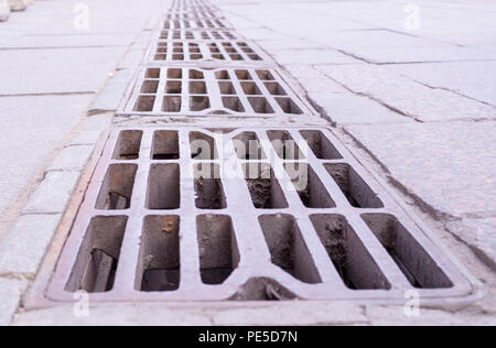 Alte gestreifte Entwässerung Rinne Käfig mit Perspektive. Industrielle, Hintergrund. Stockfoto