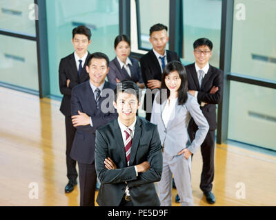 Porträt eines erfolgreichen asiatischen Business Team von einem jungen Manager geführt. Stockfoto