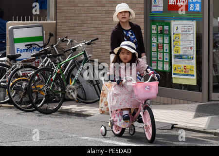 Mädchen lernen, Fahrrad, Kyoto, Japan Stockfoto