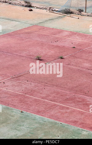 Einen leeren und verlassenen Hartplatz Tennisplatz. Stockfoto