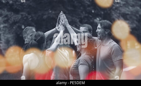 Gruppe von gesunden Läufer, fünf auf einander beim Erfolg feiern nach dem Training. Stockfoto