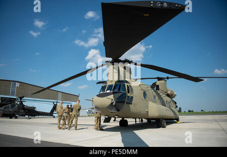 Us-Armee flight Crews mit 1-214 Allgemeine Unterstützung Aviation Battalion und 2-159 Angriff Reconnaissance Bataillon, 12 Combat Aviation Brigade, die auf dem Weg nach London mit ihren AH-64D Apache Longbow und CH-47F Chinook Hubschrauber , nach der Landung auf chièvres Air Base mit US Air Force 424th Air Base Squadron in Chièvres, Belgien, Sept. 11, 2015 zu tanken. (U.S. Armee Foto von visuellen Informationen Spezialist Pierre-Etienne Courtejoie/Freigegeben) Stockfoto