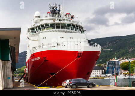 Offshore AHTS Anchor Handling Tug Supply Vessel Skandi Bergen (gebaut 2010) im Hafen von Bergen, Norwegen Anker. 2018 Fjordsteam Stockfoto