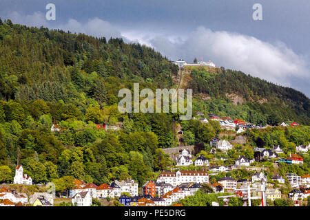 Mount Floyen mit der Standseilbahn Floibanen. Lage: Die Hafenstadt Bergen, Norwegen. Stockfoto