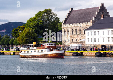 Veteran Passagierschiff Lindenes (b 1943) Ankunft im Hafen von Bergen, Norwegen. 2018 Fjordsteam Stockfoto