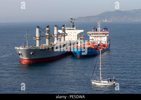 Gold Dust bulk carrier Schiff IMO 9615078 auf See von ovit Öl- und Chemikalientanker IMO 466611 in Gibraltar getankt wird, Stockfoto