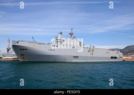 Dixmude L 9015 ein amphibisches Schiff der Französischen Marine angedockt an der großen französischen Marinestützpunkt Toulon im Süden Frankreichs Stockfoto