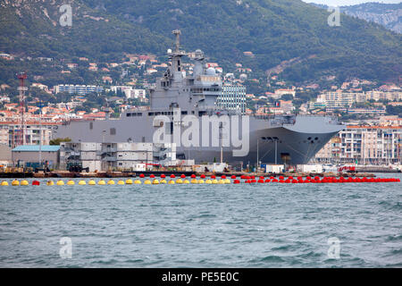 Dixmude L 9015 ein amphibisches Schiff der Französischen Marine angedockt an der großen französischen Marinestützpunkt Toulon im Süden Frankreichs Stockfoto