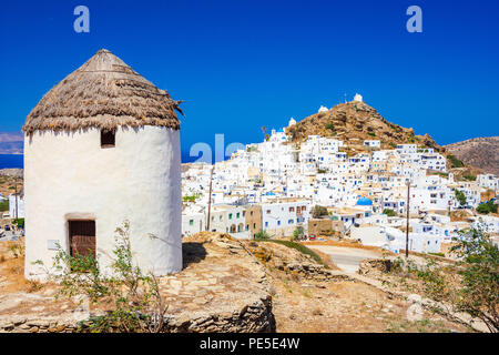 Traditionelle Häuser, Windmühlen und Kirchen auf der Insel Ios, Kykladen, Griechenland. Stockfoto