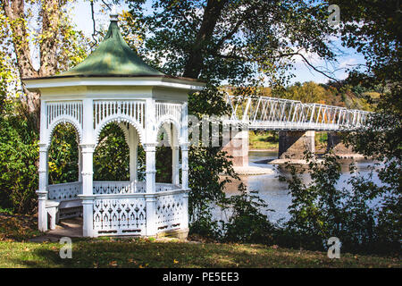 Fluss Pavillon Oase in der Sonne. Grünen und Weißen Garten am Ufer auf dem Delaware River in Washington's Crossing. Stockfoto