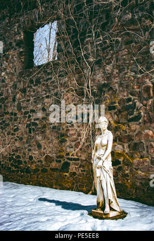 Wall Statue der Göttin in der Sonne. Reben und inneren Windows/ auf ihr. Stockfoto