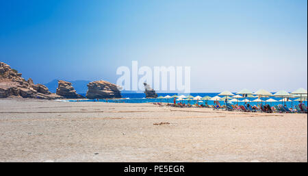 Der Strand von Triopetra mit türkisblauem Meer im Süden von Kreta, Griechenland Stockfoto
