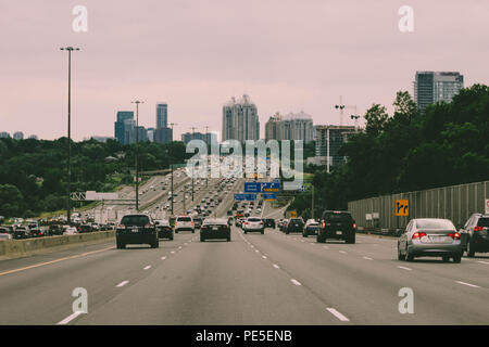 12. August 2018, Toronto, Kanada: Editorial Foto der 401 Highway in Toronto. Die 401 ist die verkehrsreichste Autobahn in Nordamerika und hat Millionen transportierten Produkte auf Sie es jährlich. Stockfoto
