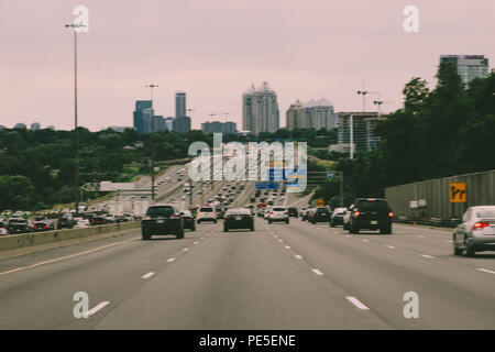 12. August 2018, Toronto, Kanada: Editorial Foto der 401 Highway in Toronto. Die 401 ist die verkehrsreichste Autobahn in Nordamerika und hat Millionen transportierten Produkte auf Sie es jährlich. Stockfoto