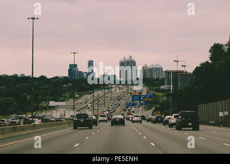 12. August 2018, Toronto, Kanada: Editorial Foto der 401 Highway in Toronto. Die 401 ist die verkehrsreichste Autobahn in Nordamerika und hat Millionen transportierten Produkte auf Sie es jährlich. Stockfoto