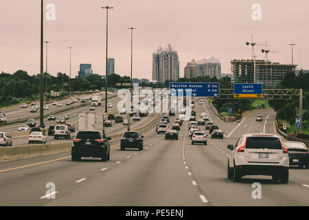 12. August 2018, Toronto, Kanada: Editorial Foto der 401 Highway in Toronto. Die 401 ist die verkehrsreichste Autobahn in Nordamerika und hat Millionen transportierten Produkte auf Sie es jährlich. Stockfoto