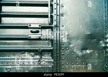Metal railroad Kabine schließen oben mit metallischen Glanz bei Sonnenuntergang. Stockfoto