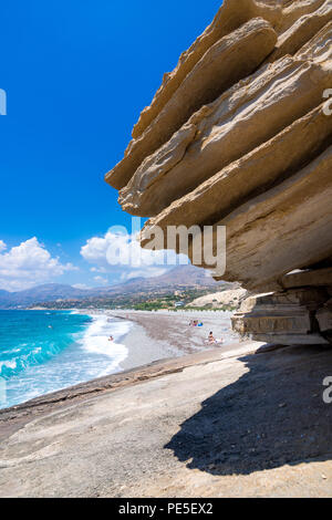 Der Strand von Triopetra mit türkisblauem Meer im Süden von Kreta, Griechenland Stockfoto