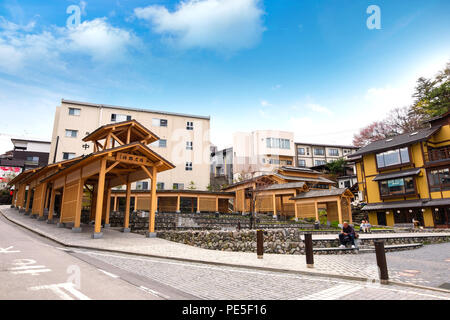 Yubatake Hotspring in Kusatsu Onsen in Kanagawa, Japan, KANAGAWA, Japan - 27. APRIL 2018: Kusatsu Onsen ca. 200 Kilometer nord-nordwestlich von Toky entfernt Stockfoto