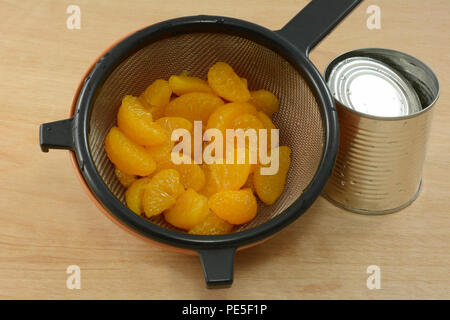 Dosen Mandarinen im Sieb frisch gespült Sirup überschüssigen Zucker zu entfernen Stockfoto
