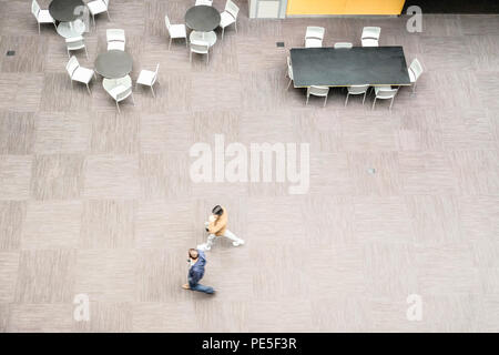Vögel Auge Ansicht von Tischen und Stühlen in der Microsoft Xbox Bürogebäude Lobby Stockfoto