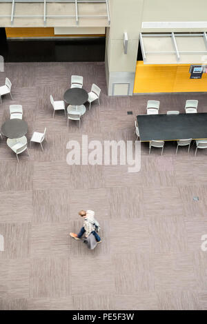 Vögel Auge Ansicht von Tischen und Stühlen in der Microsoft Xbox Bürogebäude Lobby Stockfoto