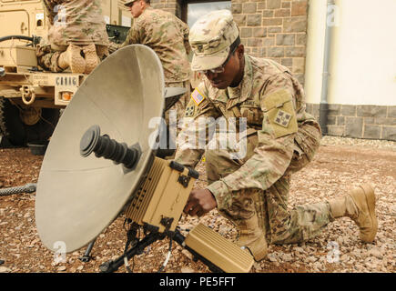 Spc. Donte Cromety, IT-Spezialist, zugeordnet zu den 4.Infanterie Division Mission Befehl Element (MCE) und native von Virginia Beach, Virginia. Passt ein Tampa Mikrowelle Satelliten auf Baumholder, Deutschland, Okt. 19, 2015. Die MCE verlegt ihren Sitz von Grafenwöhr zu Baumholder, die Erhöhung der Größe der Standfläche und die Errichtung einer ständigen Home für 4 Infanterie Truppen in Deutschland. (U.S. Armee Foto von Sgt. 1. Klasse Jason E. Epperson) Stockfoto