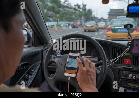 Wang Jiandong, ein Taxifahrer, der die Didi-App in Peking, China, verwendet. 08-Aug-2018 Stockfoto