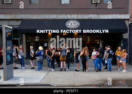 [Historisches Schaufenster] Knitting Factory Brooklyn, 361 Metropolitan Ave, Brooklyn. Vor einer Musikhalle in Williamsburg standen Leute Schlange Stockfoto