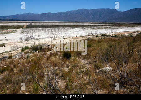 Extrem niedrige Wasserstand des Theewaterskloof dam während der Kapstadt Dürre. (Februar 2018) Stockfoto