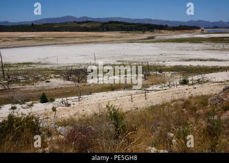 Extrem niedrige Wasserstand des Theewaterskloof dam während der Kapstadt Dürre. (Februar 2018) Stockfoto