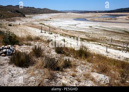 Extrem niedrige Wasserstand des Theewaterskloof dam während der Kapstadt Dürre. (Februar 2018) Stockfoto