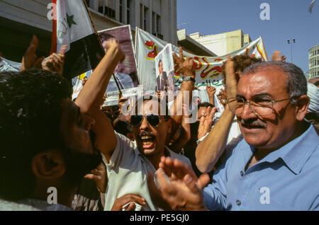 Bagdad, Irak - Oktober 1995 - Demonstrationen und Kundgebungen in den Strassen von Bagdad zur Unterstützung Saddam Husseins im Vorfeld der 15. Oktober Präsidentschaftswahlen Referendum, in dem die einzigen Kandidaten (Saddam Hussein) ist auf dem Stimmzettel gefragt "möchten Sie von Präsident Saddam Hussein, Präsident der Republik genehmigen? Von Irakischen finden es schwieriger, einen annehmbaren Standard des aufgrund der strengen UN-Sanktionen in den 90er Leben auferlegt, weil der irakischen Invasion in Kuwait im Jahr 1990 erhalten. Er würde fortfahren, 99,96 % der Stimmen zu gewinnen. Stockfoto