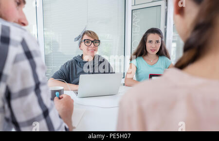Zuverlässige junge Mitarbeiter denken an Lösungen und erfolgreiche Ideen Stockfoto