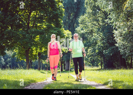 Paar tun Nordic Walking für Sport Stockfoto