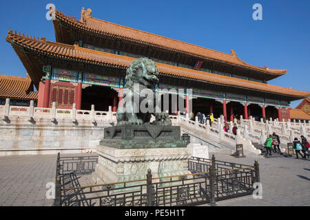 Bronzenen Löwen vor dem Tor der Höchsten Harmonie Äußeren Hof Verbotene Stadt Peking, China Stockfoto