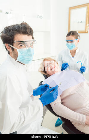 Zahnarzt Mann in seiner Chirurgie Stockfoto