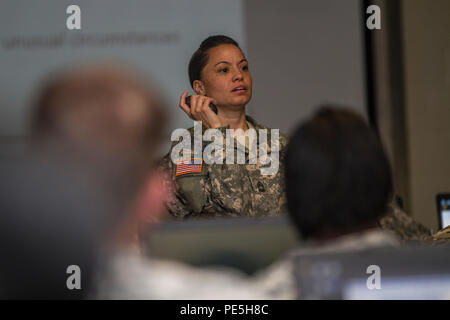 Master Sgt. Sandra Koch, US Army Reserve Command Haus Dienstleistungen Branchen noncommissioned Officer, spricht zu einer Gruppe von Soldaten der 108. Ausbildung-Befehl (IET), die als medizinische Bereitschaft Koordinatoren für ihre Einheiten über die Linie der Aufgabe während eines zweitägigen pilot Workshop im Projekt ankommen bereit, in Charlotte, N.C., Nov. 3, 2015 bekannt sein wird. (U.S. Armee Foto von Sgt. 1. Klasse Brian Hamilton) Stockfoto