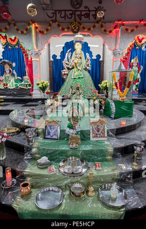 Die reich verzierten Innenraum eines Hindu Tempel in Woodside Königinnen mit einer Statue von Maa Durga im Hintergrund. Stockfoto