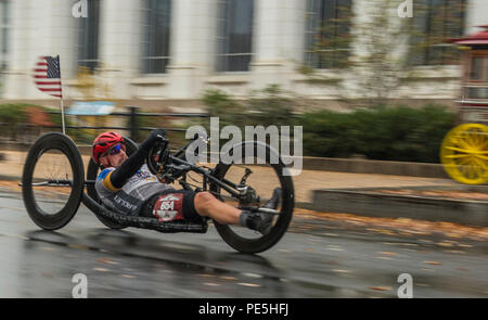 Tom Davis, aus New York, NY, rast auf die 14th Street Bridge während der 40Th Marine Corps Marathon in Washington, Okt. 25, 2015. Auch bekannt als "Der Marathon", der 26,2-Meile Rennen zog etwa 30.000 Teilnehmern körperliche Fitness zu fördern, Geschäfts- oder Firmenwerte, die in der Gemeinschaft erzeugt und der Präsentation der organisatorischen Fähigkeiten des Marine Corps. (U.S. Marine Corps Foto von Lance Cpl. Jacqueline A. Garcia/Freigegeben) Stockfoto