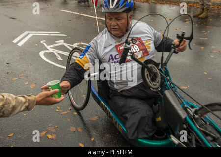 Jack Farley, aus New York, NY, Anschläge für Gatorade während der 40Th Marine Corps Marathon in Washington, D.C., Oktober 25, 2015. Auch bekannt als "Der Marathon", der 26,2-Meile Rennen zog etwa 30.000 Teilnehmern körperliche Fitness zu fördern, Geschäfts- oder Firmenwerte, die in der Gemeinschaft erzeugt und der Präsentation der organisatorischen Fähigkeiten des Marine Corps. (U.S. Marine Corps Foto von Lance Cpl. Jacqueline A. Garcia/Freigegeben) Stockfoto