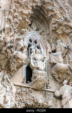 Sagrada Familia Exterieur, Krippe Fassade, den Glauben, Portikus, die im Tempel Szene. Junge Jesus spricht klug mit den Priestern der Stockfoto