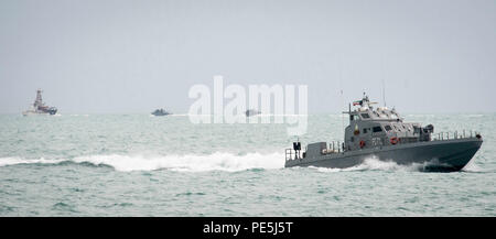 151103-N-CJ 186-285 arabischen Golf (Nov. 3, 2015) Kuwait Seestreitkräfte Schiff (P 2713) beteiligt sich an einem bi-laterale Übung mit Commander, Task Group (CTG) 56.7 Die Riverine Befehl Boote (RCB) 802 und 805 in den Arabischen Golf. Die kombinierte - gemeinsame Übung US Naval Forces, der U.S. Coast Guard und der US-Armee, eine Gelegenheit, Taktiken auszutauschen und Best Practices mit Kuwait Seestreitkräfte. CTG 56,7 führt Maritime Security Operations die Freizügigkeit der strategische Transport- und Marineschiffe, die in den Küstengewässern Gebieten der USA 5 Flotte Bereich der Vorgänge sicherzustellen. (U.S. Na Stockfoto
