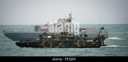 151103-N-CJ 186-936 arabischen Golf (Nov. 3, 2015) Commander Task Group (CTG) 56.7 Die Riverine Befehl boot (RCB) 802 und Kuwait Seestreitkräfte Schiff (P2715) in einem bi-laterale Bewegung in den Arabischen Golf. Die kombinierte - gemeinsame Übung US Naval Forces, der U.S. Coast Guard und der US-Armee, eine Gelegenheit, Taktiken auszutauschen und Best Practices mit Kuwait Seestreitkräfte. CTG 56,7 führt Maritime Security Operations die Freizügigkeit der strategische Transport- und Marineschiffe, die in den Küstengewässern Gebieten der USA 5 Flotte Bereich der Vorgänge sicherzustellen. (U.S. Marine Foto b Stockfoto