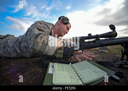 Senior Airman Corey Smith der 188 Sicherheitskräfte Squadron, die Daten seiner vorhergehenden Schuss Nov. 6, 2015, während der bekannte Strecke Sniper und erweiterte Designated marksman Qualifikation am Fort Chaffee gemeinsame Manöver Training Center, Arche. Die 188 SFS-Mitglieder über die M-24 Gewehr auf ausgewiesenen Strecken von 100, 300, 400 und 500 Yards qualifiziert und mit bewegliche Ziele bekämpfen Bereitschaft und Effizienz als Scharfschützen zu erhalten. (U.S. Air National Guard Foto von Tech. Sgt. Chauncey Reed) Stockfoto