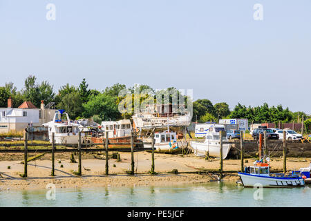 Verfallene verrotten Boot am Flussufer auf der West Beach Seite der Fluss Arun Mündung, Südküste in Littlehampton, West Sussex, UK im Sommer Stockfoto