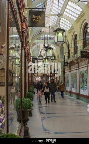 Menschen einkaufen in die Royal Arcade in Norwich, Norfolk, England Stockfoto