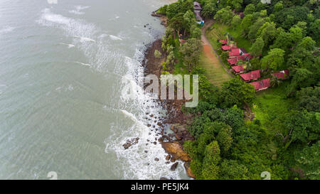 Luftaufnahme der Villen am Strand umgeben von Bäumen. Koh Chang, Thailand. Stockfoto